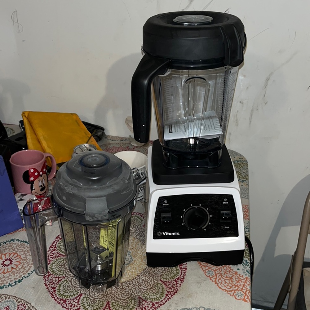 VITAMIX BLENDER Brand new with box and papers. Never used!